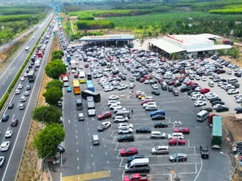 Dòng ô tô xếp hàng dài 8km trên cao tốc, trạm dừng nghỉ cũng quá tải