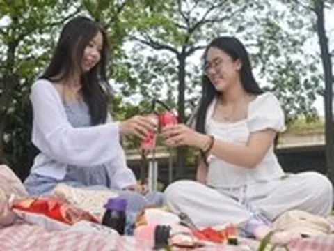 Nhiều người Hà Nội chọn du lịch tại chỗ trong ngày đầu nghỉ lễ 30-4 và 1-5