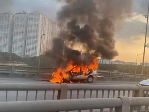 Hà Nội: Ô tô con cháy ngùn ngụt ở Vành đai 3 trên cao giữa giờ cao điểm