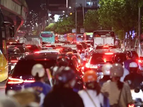 Nửa đêm, người dân về quê ‘né’ tắc đường, cửa ngõ phía Nam Hà Nội kẹt cứng