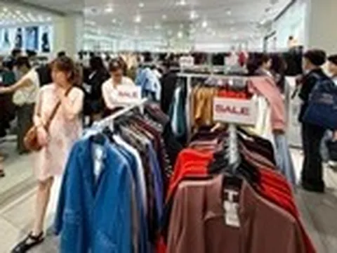 Dịp lễ 30-4: người dân TP.HCM không đi xa, dành tiền vào trung tâm thương mại 'săn sale'