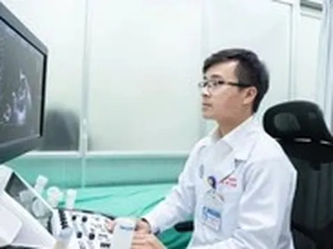 Gặp bác sĩ ‘chạy như bay’ vào phòng mổ, cứu sản phụ ngưng tim đang được cộng đồng khen rần rần