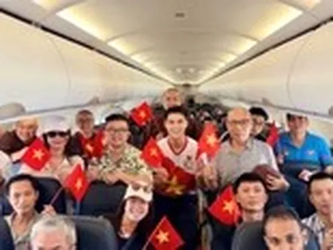 Vietjet rực rỡ cờ đỏ sao vàng chào đón hành khách mừng Đại lễ 30-4