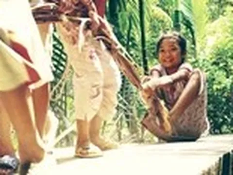 Cây cau như dáng bà, dáng mẹ lặng thầm mong ngóng những đứa con xa