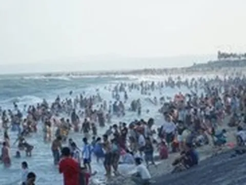 Nắng đẹp, biển Phan Thiết - Mũi Né tấp nập du khách dịp lễ 30-4