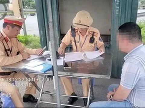 Vi phạm nồng độ cồn bị tước giấy phép lái xe, một cán bộ xã vẫn lái xe trên cao tốc