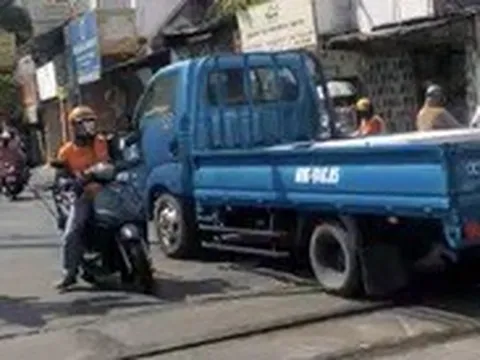 Cố tình vượt rào chắn đang hạ, tài xế xe tải bị tước bằng 2 tháng