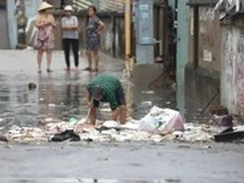 Mưa đầu mùa chợ Thủ Đức ngập, TP.HCM sẽ giải quyết dứt điểm
