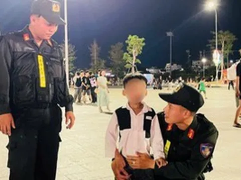 Cảnh sát cơ động hỗ trợ 2 bé trai đi lạc tìm lại người thân