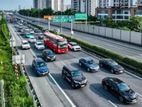 Xe cộ bắt đầu dồn về các cửa ngõ Hà Nội, nội đô vẫn thông thoáng