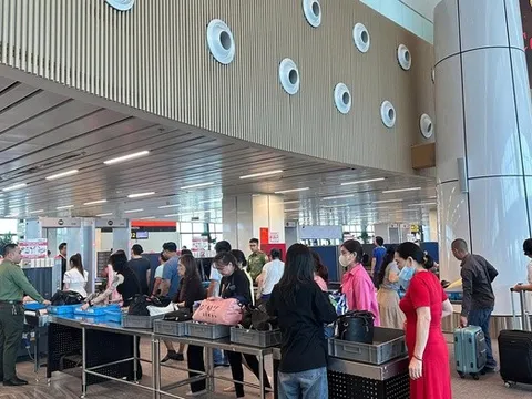 Người dân “ùn ùn” quay lại Tp.HCM sau nghỉ lễ, giao thông gặp nhiều khó khăn