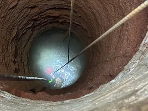 Cảnh sát cứu người đàn ông rơi xuống giếng sâu 35m ở TPHCM