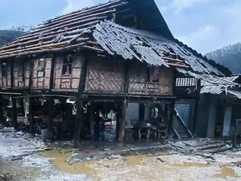 Mưa đá, giông lốc ở miền Bắc khiến 5 người bị thương, 350 nhà tốc mái