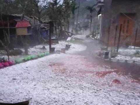 Mưa đá trắng trời, dông, lốc bay nhà, 5 người bị thương