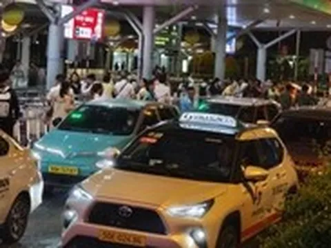 Khách quay lại TP.HCM sau lễ, taxi và xe công nghệ đón nhanh ở Tân Sơn Nhất