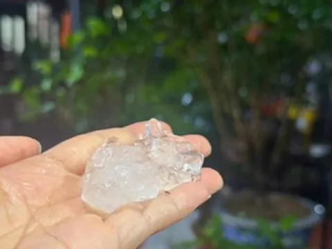 Người Hà Nội bất ngờ khi thấy mưa đá trút xuống ầm ầm
