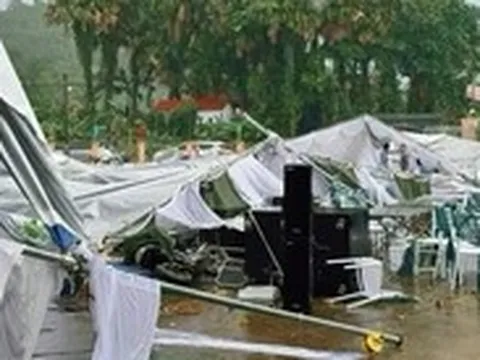 12 người bị thương do dông lốc, mưa đá ở miền Bắc