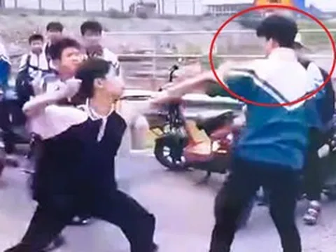 Trên đường đi học về, nam sinh lớp 9 bị "đánh hội đồng" nhập viện