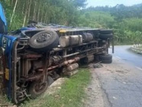 Xe tải lật trên đèo Vi Ô Lăk, 2 người tử vong