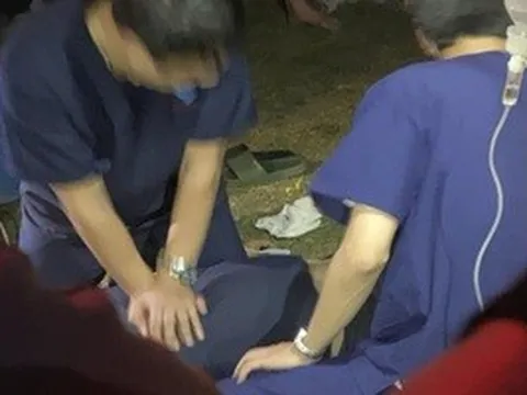 Đang đá bóng, thủ môn bất ngờ gục xuống sân tử vong
