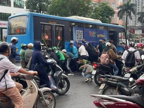 Hà Nội: Nữ tài xế dừng đèn đỏ bị xe buýt tông, hơn 10 người hợp sức nâng xe cứu nạn