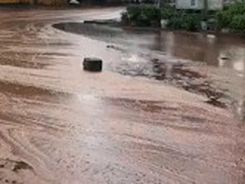 Nhà máy đường gặp sự cố, 2.000 tấn mật mía tràn ra ngoài