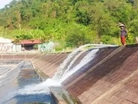 Dùng sà lan chở 23.000m³ nước ngọt 'giải tỏa cơn khát' cho dân đảo Hải Tặc