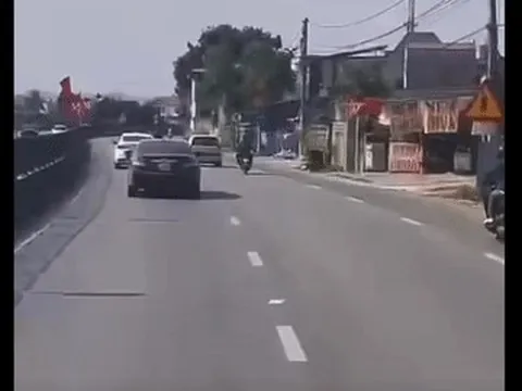 Lý do bất ngờ khiến tài xế ô tô tạt đầu, làm ngã người đi xe máy trên đường