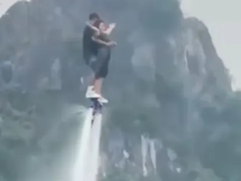 Khách du lịch và vận động viên biểu diễn flyboard chìm xuống hồ ở Ninh Bình