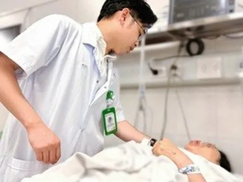Thông tin từ bệnh viện về sức khỏe người phụ nữ sau khi được gần 20 người nâng xe buýt cứu