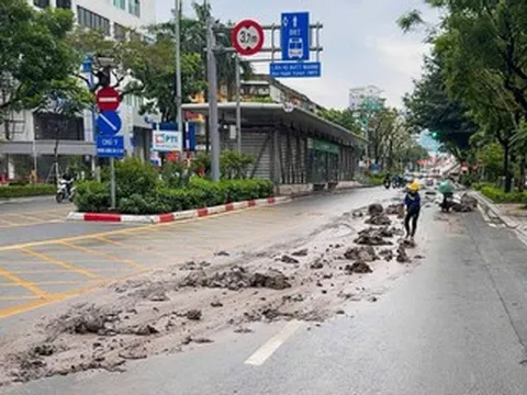 Hà Nội: Xử phạt xe ben làm rơi bùn kéo dài trên đường Láng Hạ
