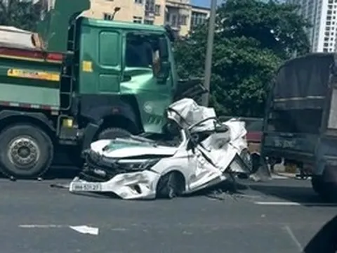 Ô tô bị "vò nát" sau tai nạn liên hoàn, tài xế thoát chết