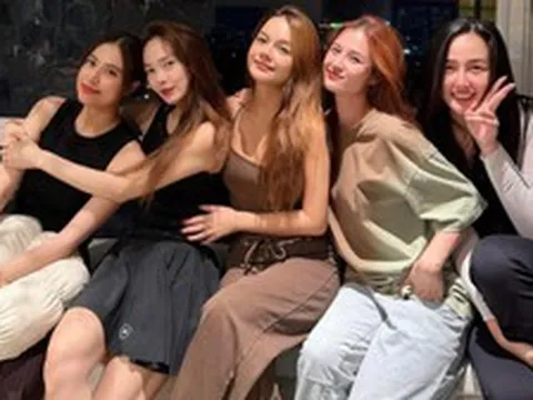 Hội bạn "đắt giá" nhất Vbiz tụ họp, nhìn mặt mộc quá đỉnh đố biết tuổi thật