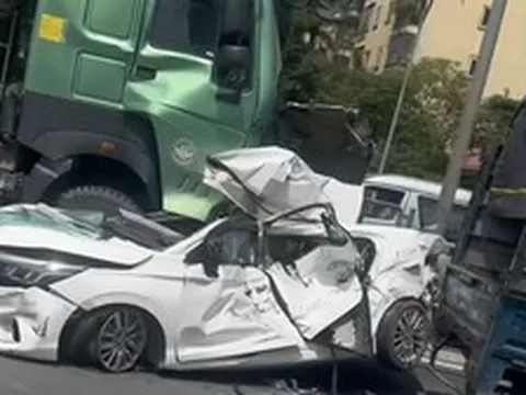 Hai vụ tai nạn liên tiếp trên Vành đai 3: Ô tô con bẹp dúm, 3 người thoát chết