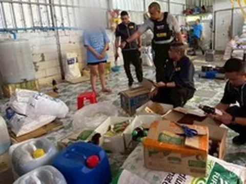 Đột kích 7 căn nhà, công an phát hiện đường dây sản xuất bột ngọt và cà phê giả, tịch thu hơn 240.000 sản phẩm
