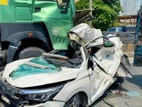 Hiện trường vụ ô tô con bị vò nát, 3 người mắc kẹt sau va chạm liên hoàn ở Hà Nội
