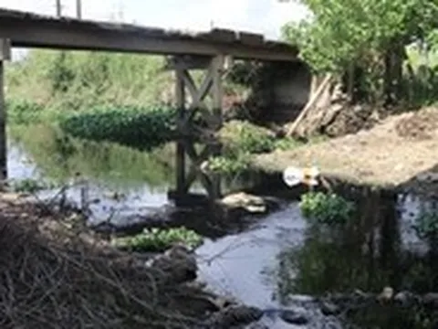 Dòng kênh 'đen thui, hôi thối' ở hạ lưu cụm công nghiệp