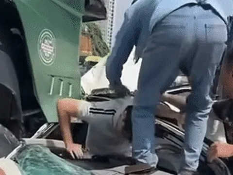 Khoảnh khắc giải cứu 3 người mắc kẹt trong ô tô bẹp dúm sau tai nạn liên hoàn ở Hà Nội