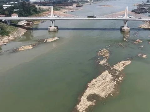 Sông Lô cạn nước, lộ cả móng trụ cầu Vĩnh Phú