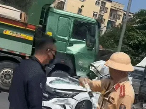 Tai nạn liên hoàn ở Hà Nội: Ô tô con bẹp dúm, 3 người được đưa vào viện