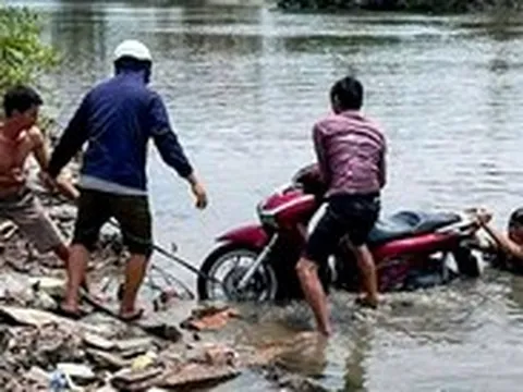 Phát hiện thi thể nhân viên trường học trôi trên sông với nhiều vết thương trên người