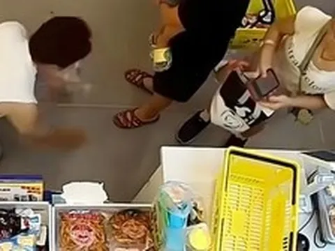 Con trai nói dối để lấy kẹo, người mẹ đôi co rồi ép chủ cửa hàng quỳ lạy xin lỗi: "Mẹ thế này, con hỏng cũng không lạ"