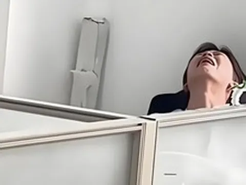 Cô giáo dạy Toán lớp 4 đang chấm bài bỗng bật khóc nức nở, lý do đằng sau khiến hàng triệu phụ huynh nghẹn lời