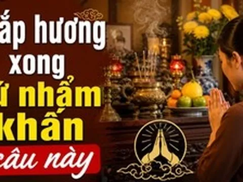 Thắp hương xong cứ nhẩm khấn câu này: Bề trên nghe thấu, lòng thành ắt được hồi âm