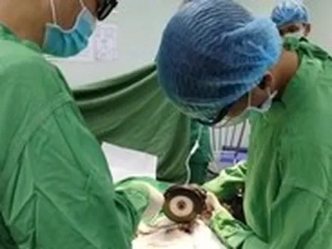 Bác sĩ phải dùng máy cắt để cắt hai đai ốc ở bộ phận sinh dục người đàn ông