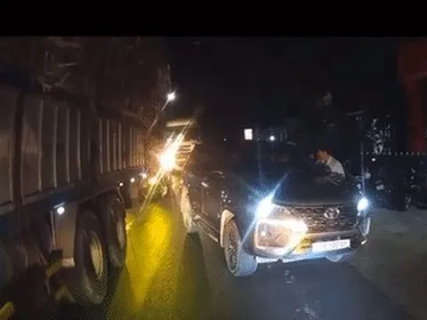 Hành vi bất thường của tài xế ô tô khiến loạt xe phải 'chôn chân' trên quốc lộ