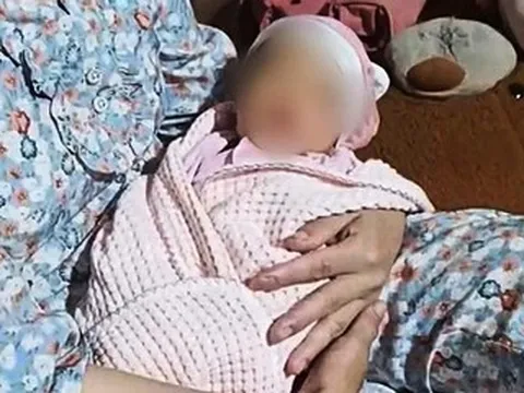 Phát hiện bé gái bị bỏ rơi cùng lời nhắn 'con là sinh viên, tự sinh tại phòng trọ'
