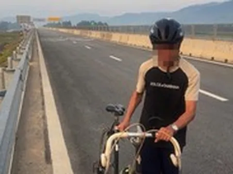 Vào cao tốc mới khai thác để... buôn bán, chạy xe đạp