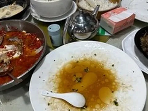 "Trong gia đình này, tôi như người vô hình": Người mẹ mải cho con ăn trước, quay lại mâm cơm, chẳng ai trong nhà phần cho cô miếng nào