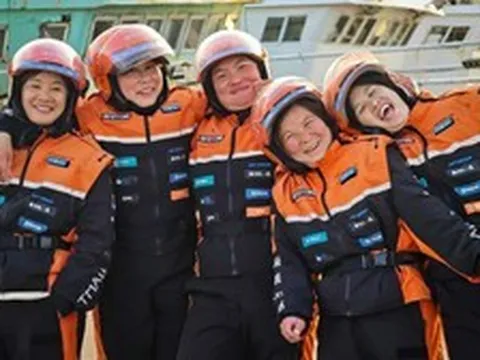 Đàn ông đi nhà máy, đàn bà ra đường làm "nữ hiệp giao hàng": Làn sóng mẹ bỉm Trung Quốc đang viết lại luật chơi của ngành ship đồ ăn